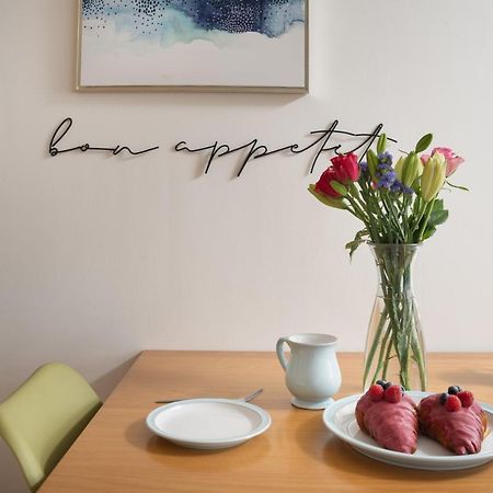 Apres Beach Apartment Sleeps 4 Penzance Exterior photo